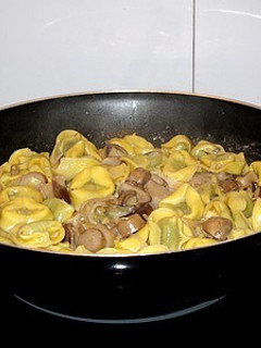 Una foto de Wok de Tortellini de espinacas con setas en salsa de Cabrales