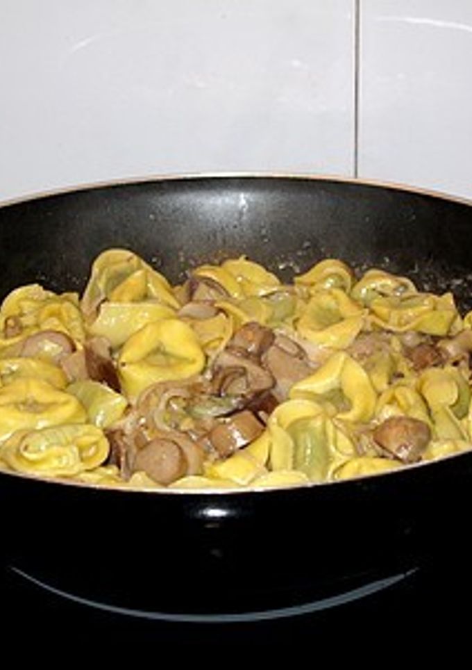Una foto de Wok de Tortellini de espinacas con setas en salsa de Cabrales