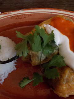 Una foto de Chiles rellenos de queso y miguitas capeados