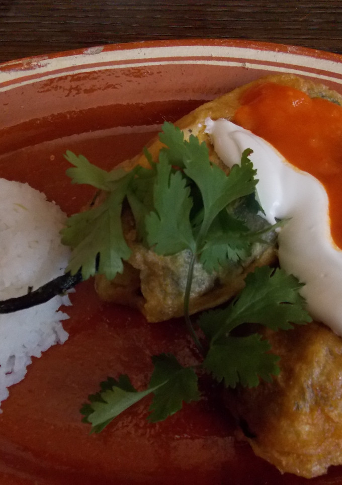 Una foto de Chiles rellenos de queso y miguitas capeados