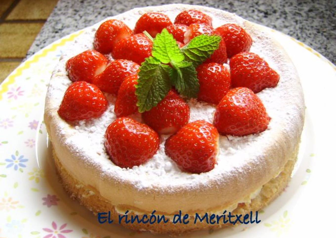 Bizcocho genovés relleno de nata y fresas