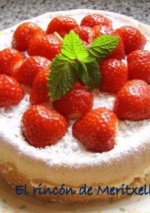Una foto de Bizcocho genovés relleno de nata y fresas