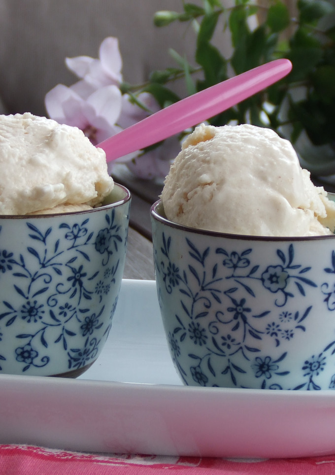 Una foto de Helado de paraguayos con nata y canela