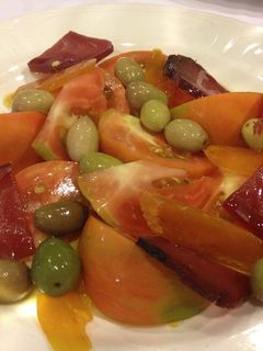 Una foto de Ensalada alicantina de tomate y salados