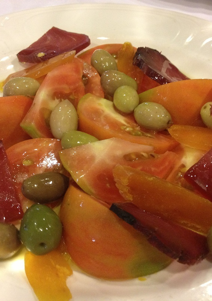 Una foto de Ensalada alicantina de tomate y salados