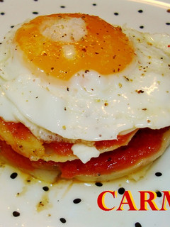 Una foto de Montadito de patatas asadas con tomate y huevo frito