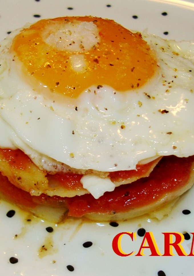 Una foto de Montadito de patatas asadas con tomate y huevo frito