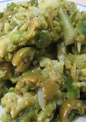 Una foto de Ensalada de brócoli, aceitunas y pimentón