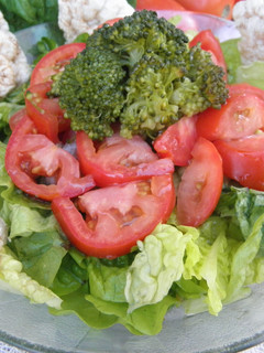 Una foto de Ensalada saludable acompañada por galletas de arroz