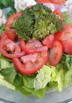 Una foto de Ensalada saludable acompañada por galletas de arroz