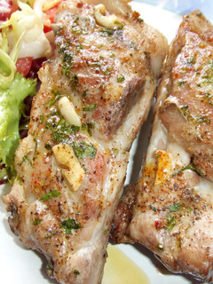 Una foto de Costillas de cerdo asadas al ajo y perejil
