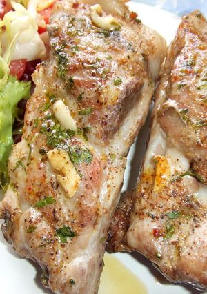 Una foto de Costillas de cerdo asadas al ajo y perejil