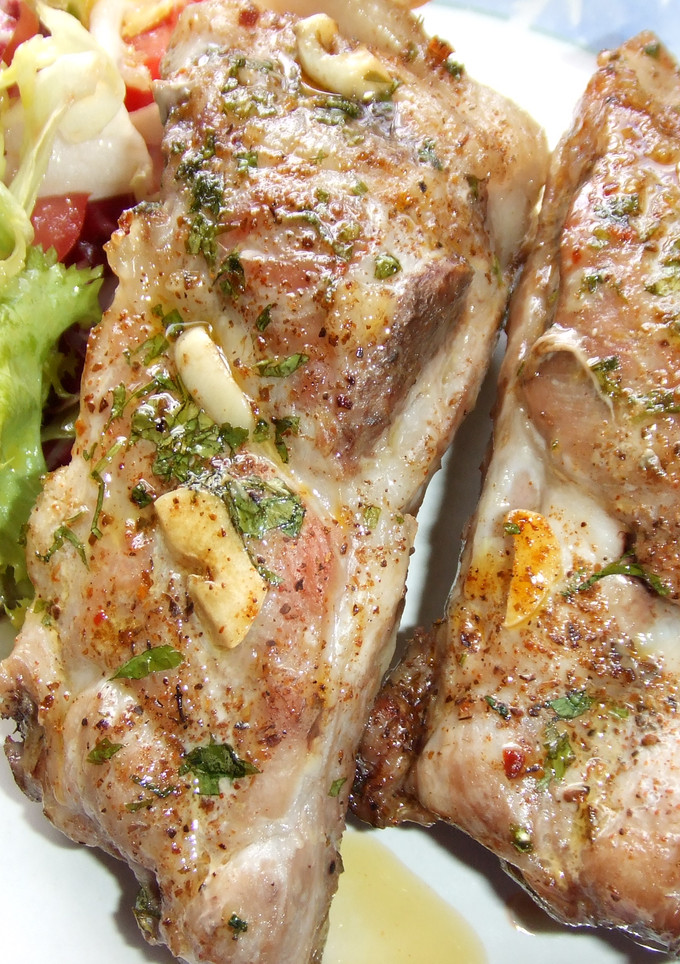 Una foto de Costillas de cerdo asadas al ajo y perejil