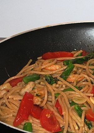 Una foto de Spaguetti salteados con espárragos, gambas y tomates