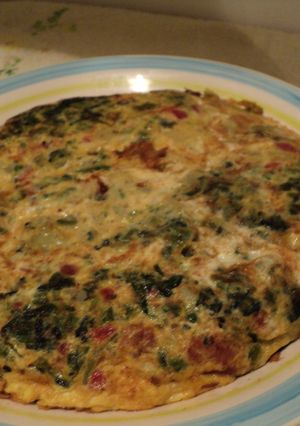 Una foto de Tortilla mixta de espinaca con papas, pimiento y longaniza