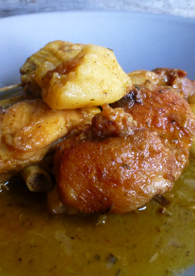 Una foto de Pollo a las finas hierbas con patatas