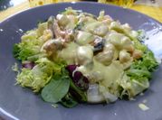 Una foto de ensaladilla de marisco con lechuga