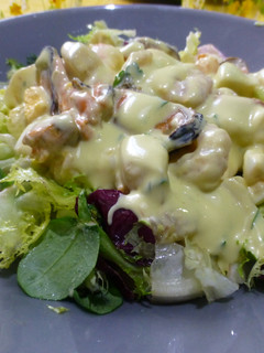 Una foto de Ensaladilla de marisco con lechuga
