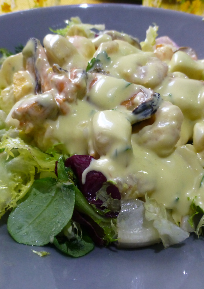 Una foto de Ensaladilla de marisco con lechuga