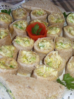 Una foto de Arrolladitos de atún con lechuga y mayonesa