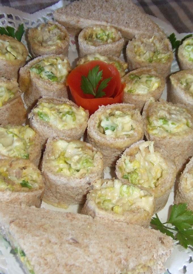 Una foto de Arrolladitos de atún con lechuga y mayonesa