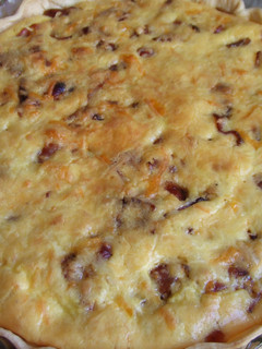 Una foto de Tarta de bacon crujiente con tres quesos