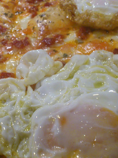 Una foto de Huevos fritos con chorizo en pizza