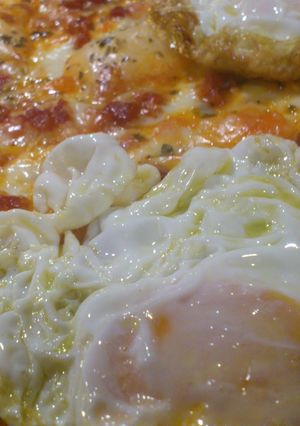 Una foto de Huevos fritos con chorizo en pizza