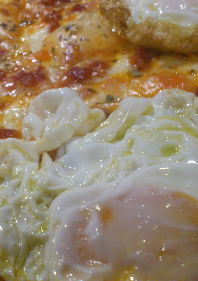 Una foto de Huevos fritos con chorizo en pizza