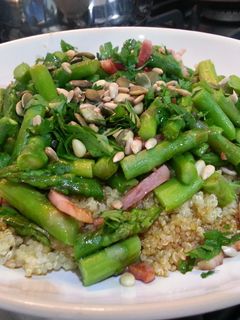 Una foto de Quinoa con espárragos