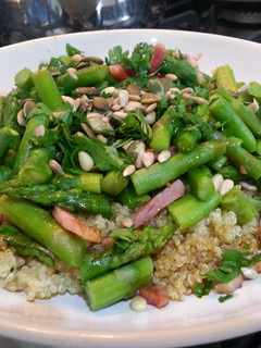 Una foto de Quinoa con espárragos