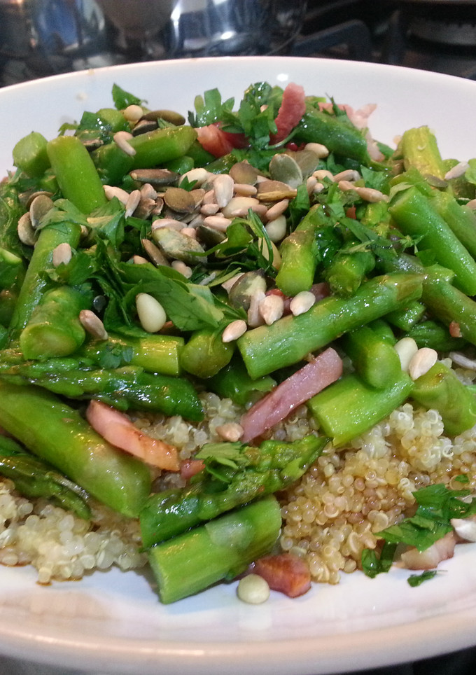 Una foto de Quinoa con espárragos