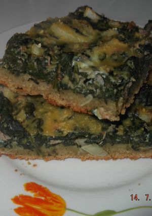 Una foto de Tarta de espinacas, atún y cebolla