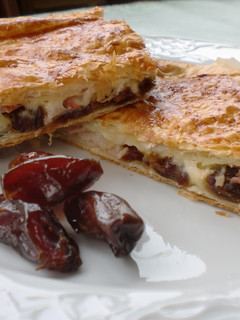 Una foto de Empanada de queso, dátiles y bacon