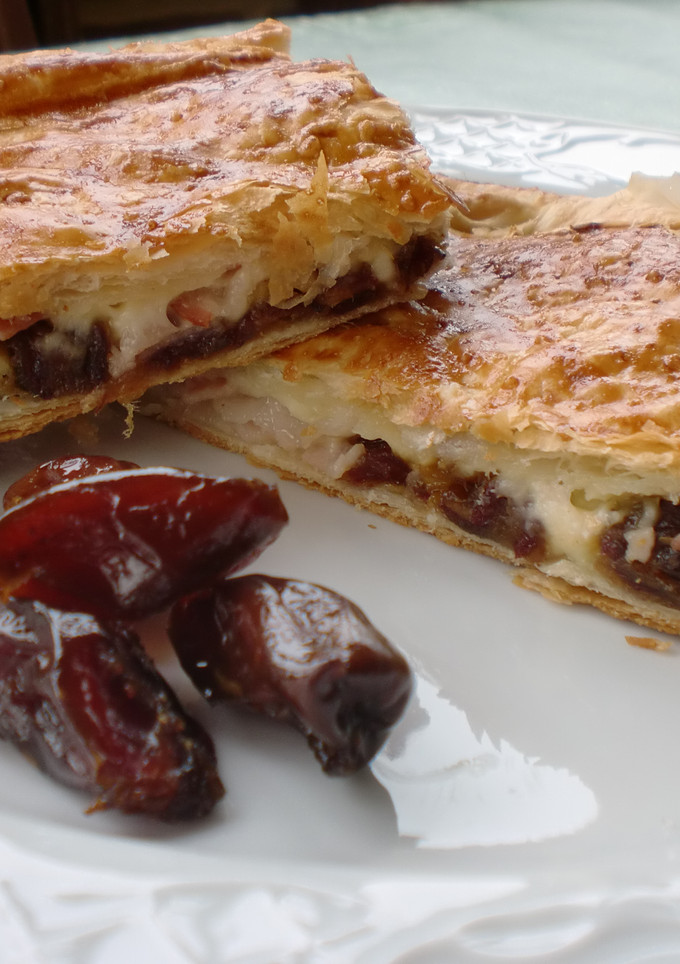 Una foto de Empanada de queso, dátiles y bacon