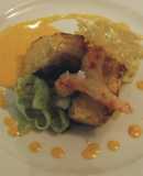 Lomo de corvina con heliscristo, crujiente de queso de cabra y tallarines de choco