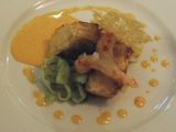 Lomo de corvina con heliscristo, crujiente de queso de cabra y tallarines de choco