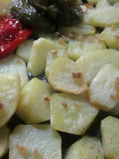 Una foto de Patatas asadas con ajos picaditos