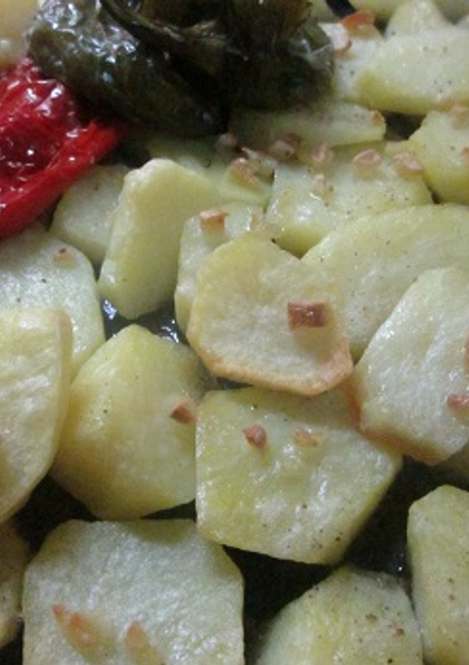 Una foto de Patatas asadas con ajos picaditos