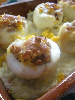 Una foto de Huevos marmolados rellenos de carne