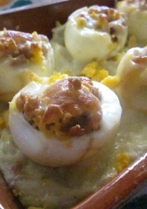 Una foto de Huevos marmolados rellenos de carne