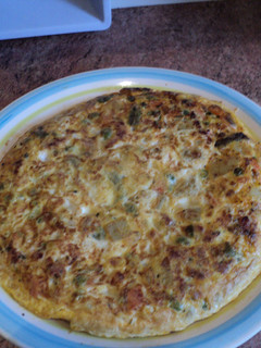 Una foto de Tortilla de verduras con chorizo