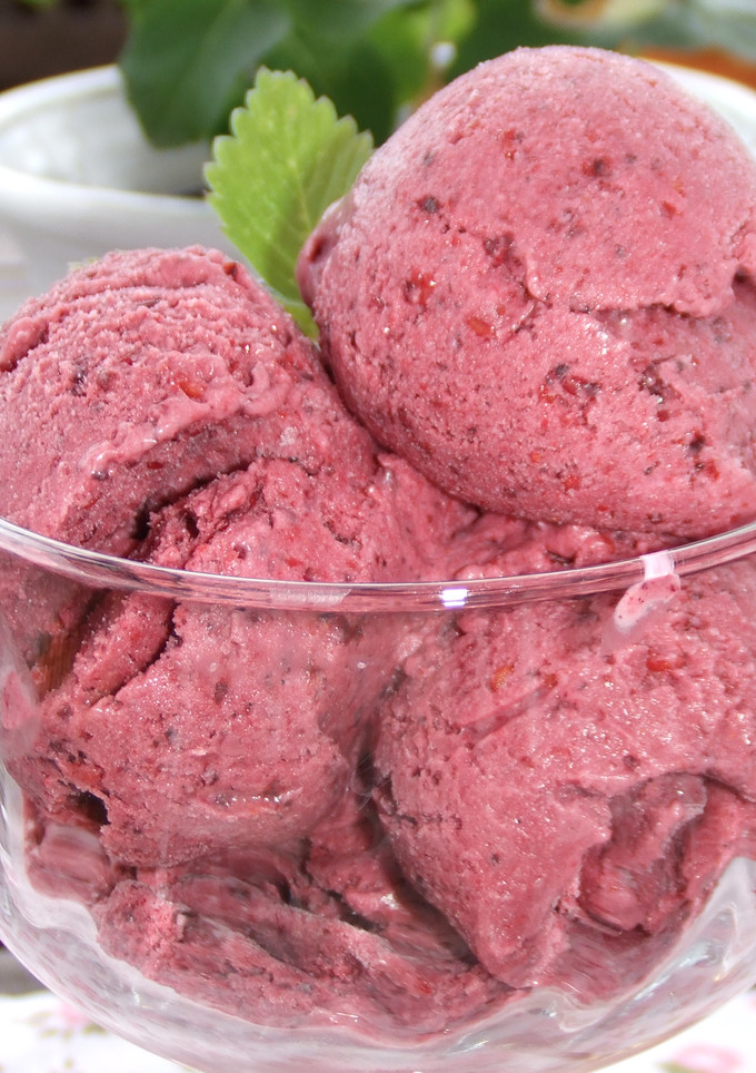Una foto de Helado de moras y frambuesas