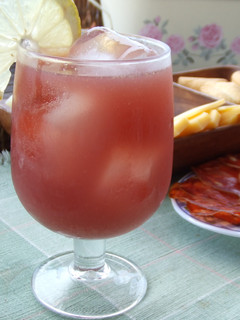 Una foto de Strongberry, cóctel de granada y ginebra