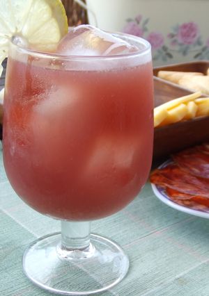 Una foto de Strongberry, cóctel de granada y ginebra