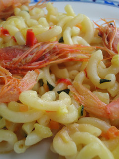 Una foto de Fideos perla con gambas rojas