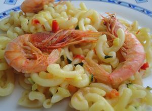 Una foto de Fideos perla con gambas rojas