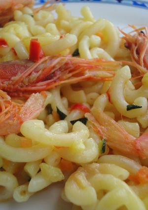 Una foto de Fideos perla con gambas rojas