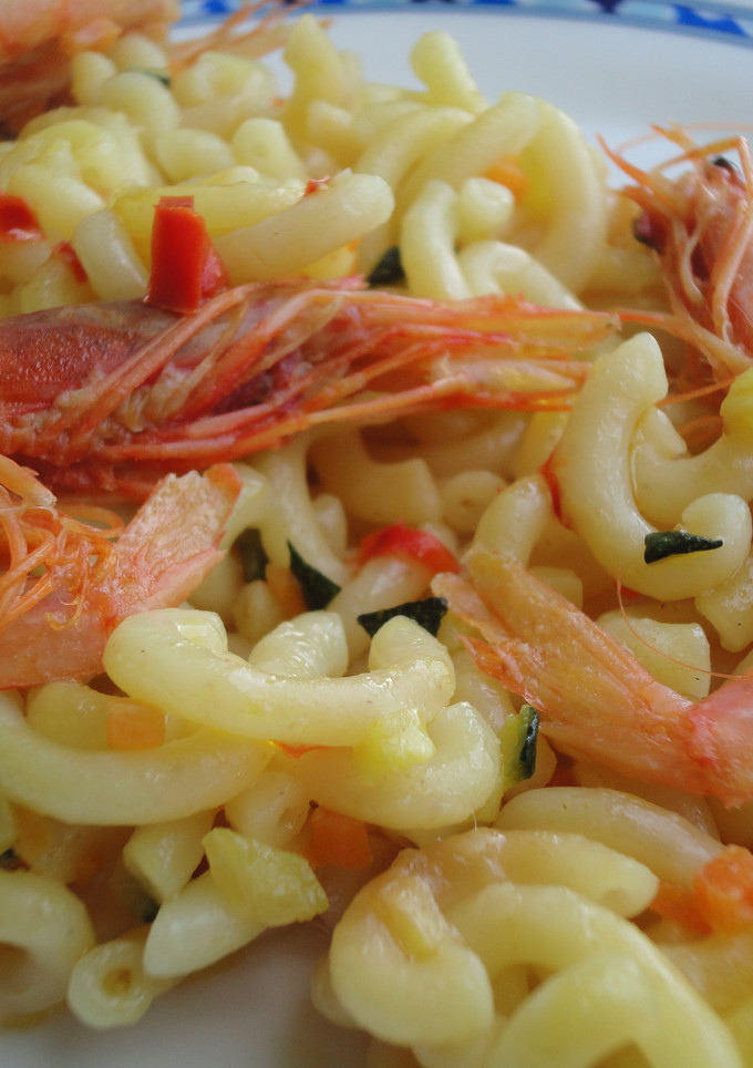 Una foto de Fideos perla con gambas rojas