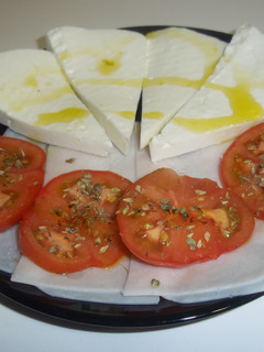 Una foto de Queso blanco, tomate y lomo de pavo